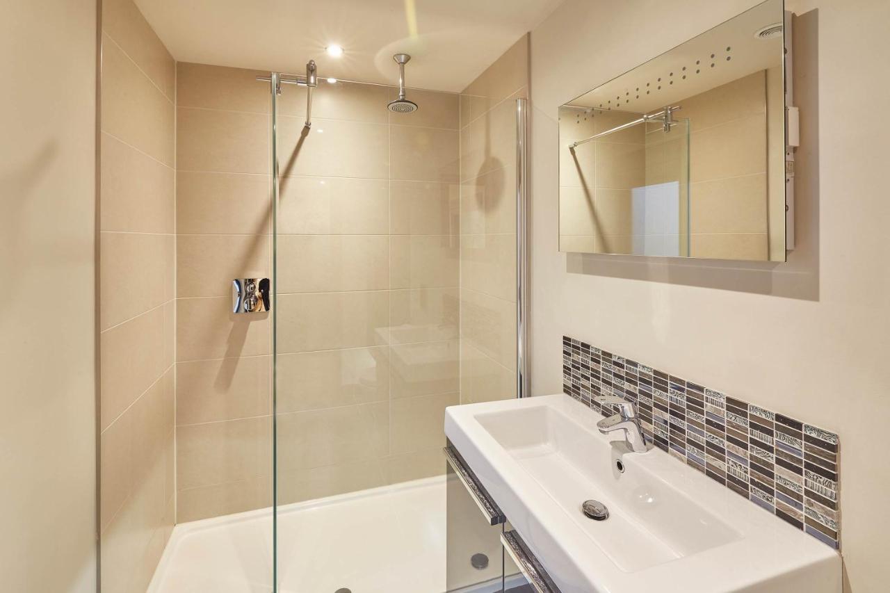 Host & Stay - Simon Howe Lodge Уитби Екстериор снимка