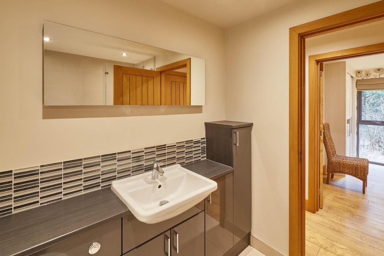 Host & Stay - Simon Howe Lodge Уитби Екстериор снимка